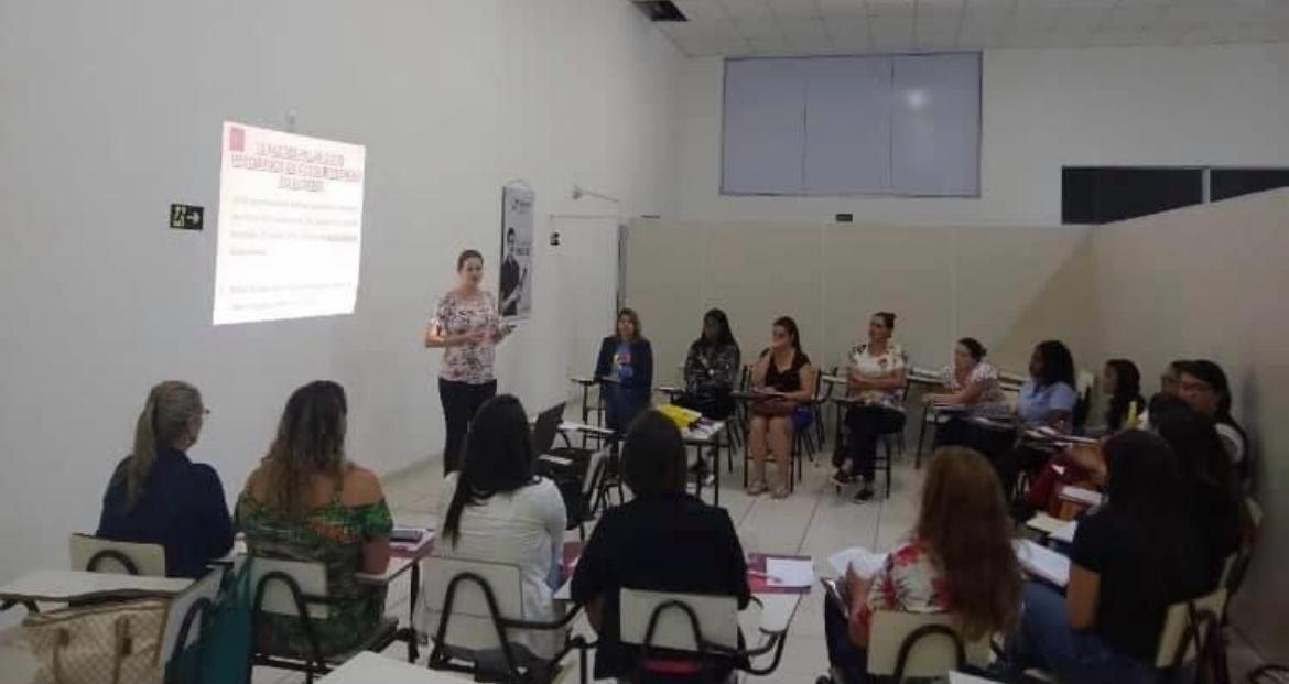 Lorena Lima conduzindo curso sobre TEA em Lavras.