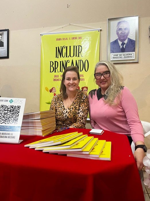 Débora Bessas e Lorena Lima no estande do livro Incluir Brincando.