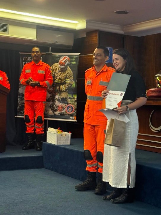 Lorena Lima recebendo reconhecimento do Corpo de Bombeiros.