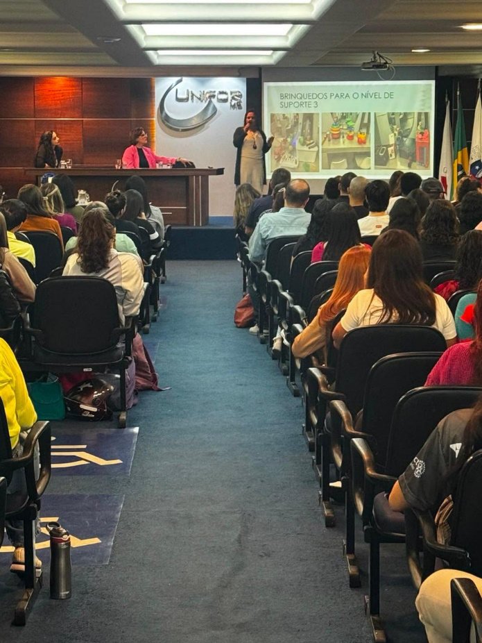 Auditório da UNIFOR lotado durante palestra sobre autismo.